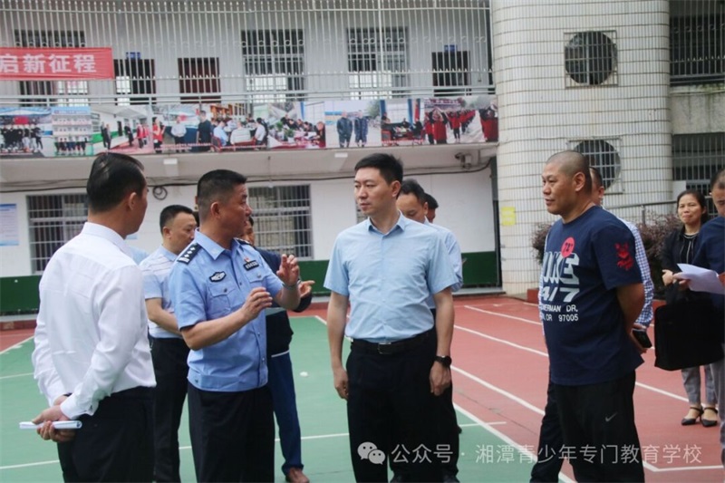 县政法委书记:肖睿书记 、县公安局:黄政委 县教育局:彭局长等各级领导莅临我校调研指导