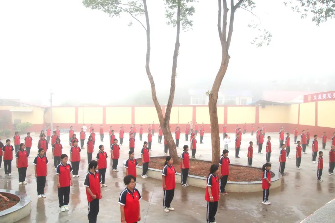 湘潭青少年专门教育学校上学期第十一周以《消防安全，警钟长鸣》为主题的升旗仪式