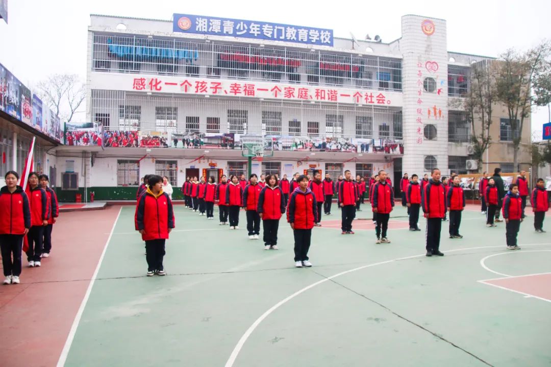 上学期第二周以《安全校园，从我做起》主题升旗仪式